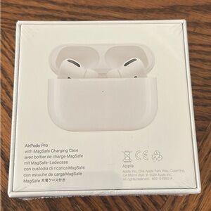 Apple AirPods Pro with MagSafe Charging Case